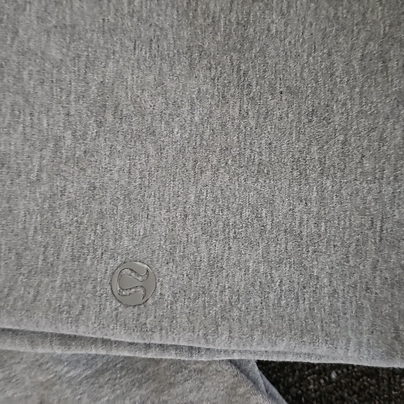 Lululemon Gray crops, Size 6 - Picture 2 of 9